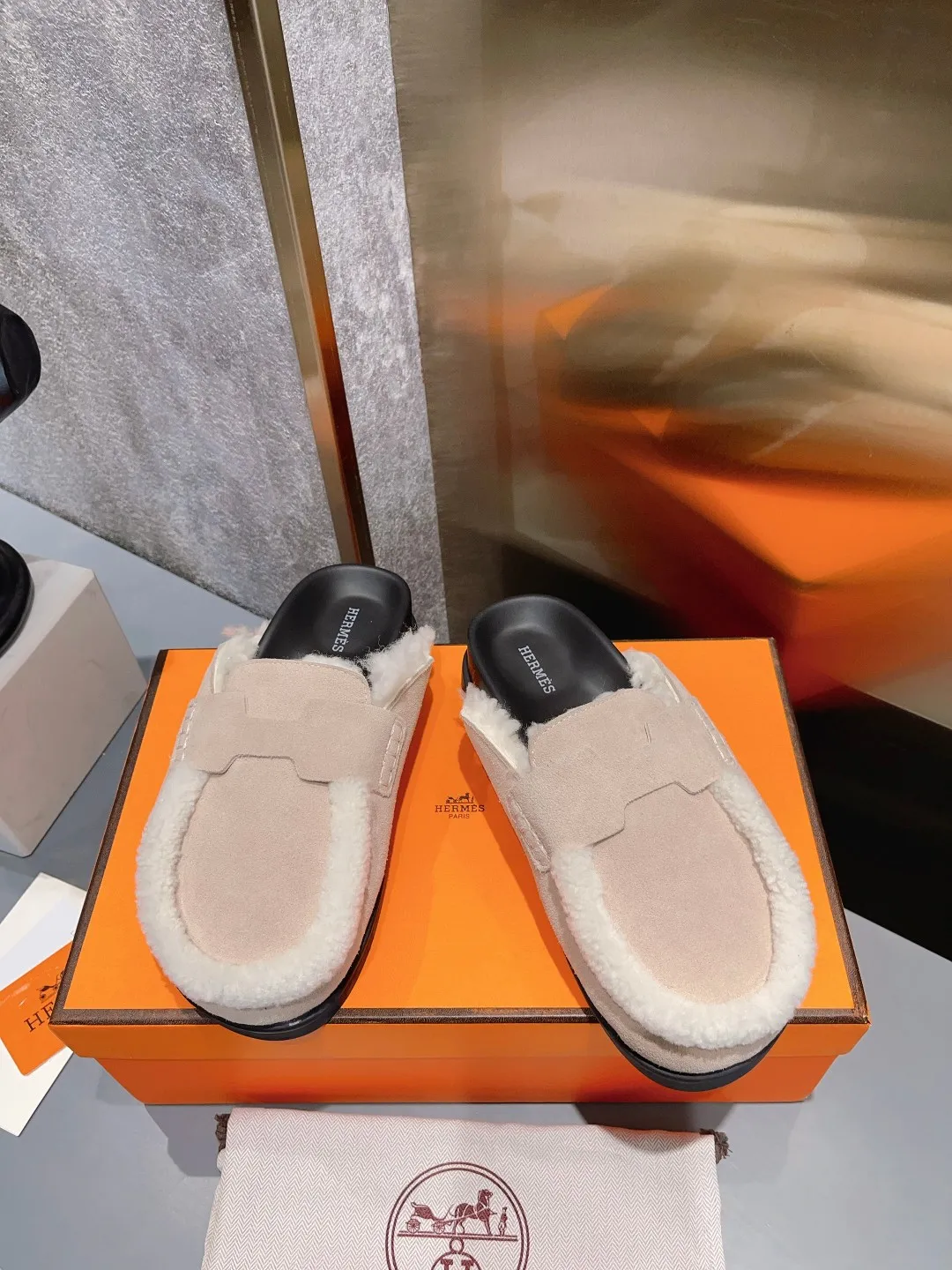 [H Family Hermès] P: 520💰 Size: Male 39-44 (45 customized) Female 35-40 (41 customized) HERMES Hermès top luxury version HERMES Hermès cute half-drag.  Jindian’s family language design! It looks good no matter how you match it! Casual and high-end feeling. The comfort is also great. Paired with various colorful socks, it gives a trendy and high-end feeling. The top version of real wool is high quality. ●Upper: imported cow suede. ●Inner: imported sheepskin. ●Foot pads: imported mixed sheepskin.